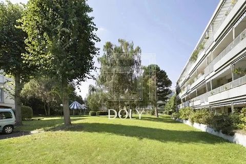 Doly a le plaisir de vous présenter cet appartement 3 pièces de 57m² carrez avec sa terrasse de 20m2 au cœur de Bourg La Reine, dans une copropriété super bien entretenue et sécurisée. Situé au rez-de-jardin en sans vis à vis et exposé Sud d'un immeu...