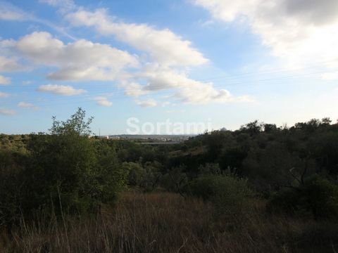 Magnificent view of this land less than 2 km from the city center of Loulé. With an excellent location, in a privileged area and very calm. It has a total area of ??6104sqm, where you can build a single family home in a total of 300sqm of constructio...