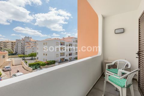 Apartamento de un dormitorio muy bien situado, en Albufeira. Ha sido completamente reformado y consta de un amplio salón con cocina abierta equipada, un dormitorio con armario empotrado, un baño y una bonita terraza. Todas las habitaciones de este ap...