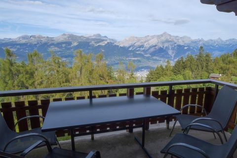 MAYENS DE L'OURS - FLAT AZ 032 Enjoy stunning valley and mountain views in this charming flat in Veysonnaz, Switzerland, accommodating up to 6 guests. Amenities: WiFi TV Balcony Outdoor parking Mountain views Accommodation Details: 3-star flat, 83 m²...