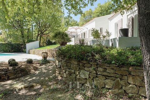 This 200 sqm property is set in over 5000 sqm of grounds on the edge of a forest 15 km east of Aix en Provence. It includes a living/reception room with a fireplace, a dining room, a kitchen, a storage room, three bedrooms including two suites, and a...