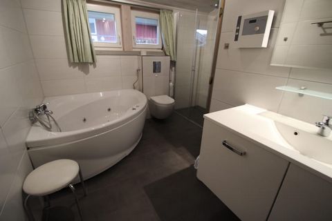 Esta encantadora casa de vacaciones ofrece una escapada familiar, con capacidad para seis huéspedes en tres dormitorios y un baño. Ideal para familias, incluye comodidades esenciales como limpieza final y amplio equipamiento para bebés. Aunque no se ...