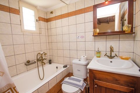 La villa à Chania possède 1 chambre(s) et Capacité pour 5 personnes. Logement de 75 m² joli et très lumineux, avec vue sur la montagne et le jardin. La location se trouve à 50 m du super-marché 