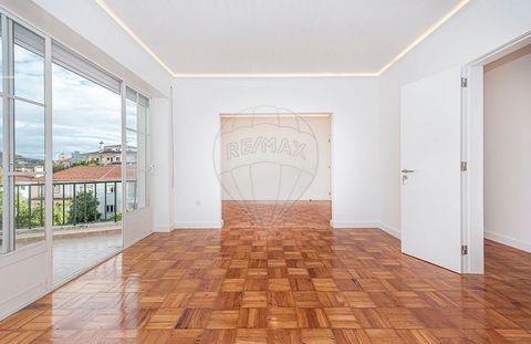 6-room apartment I Refurbished I Alvalade Excellent apartment with 6 rooms, and with a total area of 160m², completely refurbished It is distributed in living room, dining room (which can be converted into another bedroom); bedroom en suite and two m...