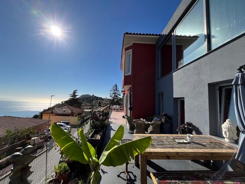 La Turbie - Near village and shops - Elevated renovated villa on two levels of 160 m2 Inside the property with its superb panoramic views sits on a 335 m2 plot with space for a pool. Accommodation includes 4 bedrooms, one with shower room and balcony...