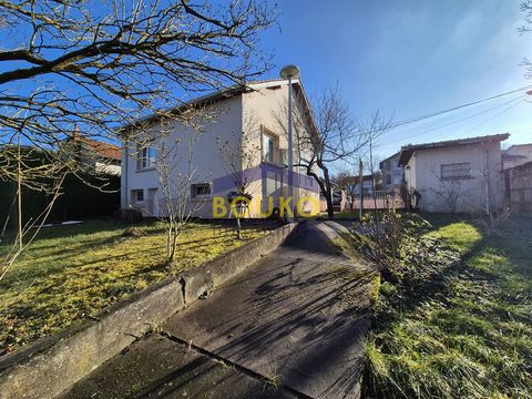 DAMELEVIERES NOUVEAUTE... maison indépendante de 1956 de bonne facture..sur le même niveau vous trouverez, une cuisiné quipée séparée du séjour qui peut éventuellement s'ouvrir..2 chambres avec rangements, salle d'eau, wc, un grenier aménageable perm...