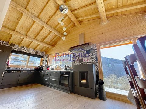 Detached chalet + building plot of 1210m2 with CU to build! a RARE opportunity to be seized... Located in a hamlet of VALMEINIER, accessible all year round SKIBUS shuttles nearby serving the high resort of 1800 and 1900...This chalet is designed to m...