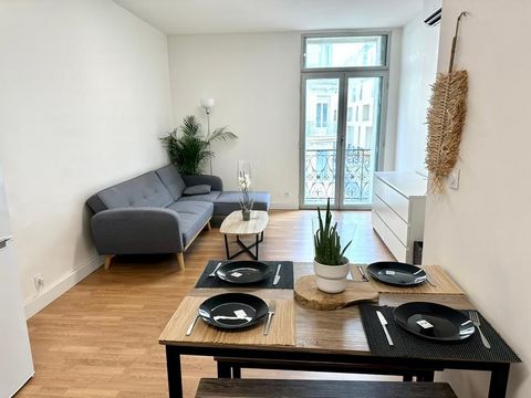 The Monsieur Immo team is pleased to present its latest find in the city center of Montpellier. A magnificent fully renovated T3 apartment of 65m2. In the immediate vicinity of all amenities, the tramway line, the Place de la Comédie, the Saint Roch ...