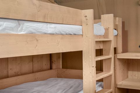 Vakantie vieren met de kids Deze accommodatie is volledig ingericht, en ligt in het hart van onze familiecamping. Ideaal om met kinderen te verblijven. De tenten liggen op ruime plaatsen zonder omheining, wat ze interessant maakt om met meerdere gezi...