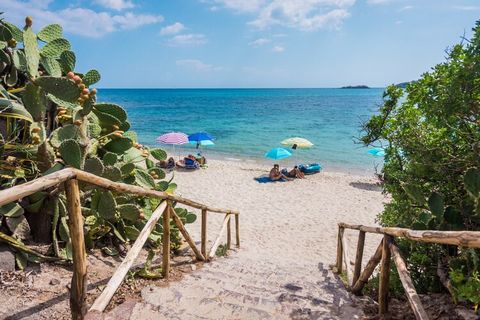 Il Residence Baia delle Palme è situato in un ampio parco circondato da palme, alle cui spalle si trova la spiaggia libera di Cala Brianza, a soli 250 metri dal residence. La spiaggia di Foxi 'e Sali dista solo 800 metri. Il residence è in una posizi...