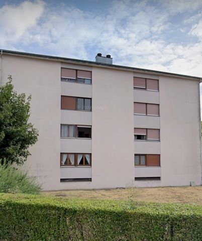 Dans une copropriété entourée de verdure, à proximité des commodités. En rez de chaussée Appartement de 30 m² . Entrée avec placard de rangement. Une salle de bain à rénover avec douche, wc. Une pièce pour la cuisine et le coin repas ouverte sur une ...