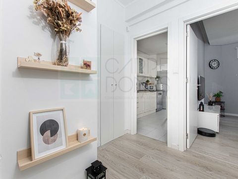 Apartamento de 2 dormitorios en venta en la entrada de Linda-a-Velha Este acogedor apartamento, situado en la 3ª planta de un edificio sin ascensor, se encuentra en una ubicación privilegiada, cerca de una amplia oferta comercial (junto a Lidl) y de ...