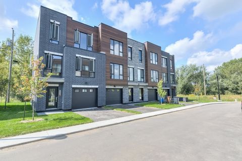 Mosaic townhouses offer an unparalleled lifestyle for any selection of restaurants, shopping centers, and the Centropolis district, all just a few minutes away. Note that this townhouse is part of coproperty, contact the listing brokers for more info...