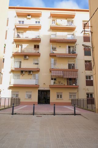 Unique Opportunity in Horta, Barcelona! Discover this charming semi-basement apartment, ideal for those looking for a home with potential in a prime location. Situated at street level and just minutes from Vall d'Hebron Hospital, this space offers co...