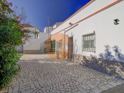 Charmant huis met 2 verdiepingen, gelegen op een gemengd perceel van 2860 m2 vol fruitbomen en met potentieel voor verschillende projecten. Het huis is op de begane grond verdeeld in 2 slaapkamers, een woonkamer en een keuken die toegang geeft tot ee...