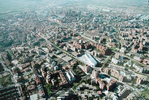 Este espaçoso armazém industrial está situado numa excelente localização em Fuenlabrada, com uma superfície total de 462 m². O terreno ocupa 398 m² e encontra-se em perfeito estado de conservação, o que o torna numa oportunidade única de utilização c...