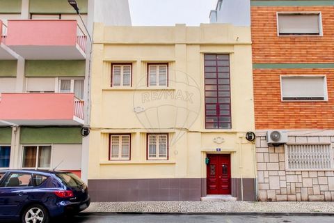 Investment Opportunity / Building in the Center of Barreiro / YIELD 8.28% / 2 Units I present you with the opportunity to acquire this residential building in the center of the city of Barreiro, more specifically in Rua Dr. José de António de Almeida...