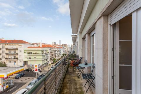 5 bedroom apartment located in an emblematic building on Rua Frei Amador Arrais, in Lisbon, in the parish of Alvalade. This property stands out for its excellent condition, both of the apartment and the building, which includes traditional features s...