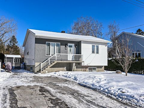 Discover this charming bungalow located in a sought-after area, perfect for families! This bright property offers 4 spacious bedrooms and 2 bathrooms, ideally designed to meet all your needs. Enjoy the comfort of the large living room featuring a pro...