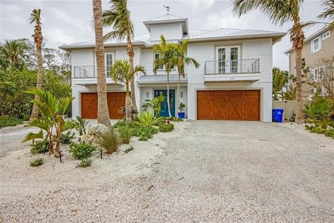 This stunning waterfront property boasts four spacious en-suite bedrooms, four and a half baths, open living area, gourmet chefs kitchen, pantry and an elevator. Large fenced in back yard, resort style pool and spa surrounded by lush landscaping. Dee...