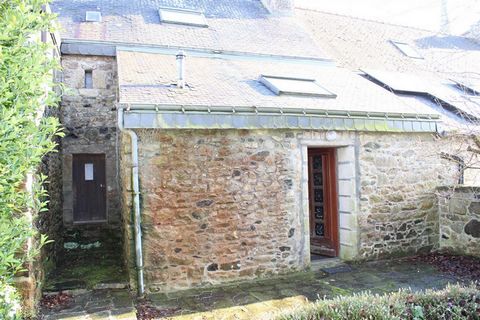 A Vendre : Maison en Pierres à Le Merzer, à proximité immédiate de Guingamp et de ses commodités (commerces, écoles, transports). Gare située à 9 minutes, et accès rapide à la mer et aux plages en seulement 28 minutes. Cadre verdoyant et paisible, id...