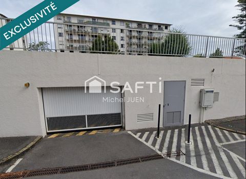 ANGLET – GARAGE DE PLEIN PIED DANS RESIDENCE Ce garage se situe au rez-de-chaussée du parking sécurisé de la résidence Domaine des Pyrénées rue de Cassou à Anglet. D’une surface d’environ 12 m², ce box fermé avec porte coulissante est équipé de l’écl...