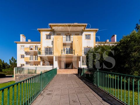 Appartement 3 chambres Quinta da Beloura II - PHOTOS DE L'INTÉRIEUR À VENIR Appartement avec 3 chambres, 1 en suite, salon avec cheminée et balcon, situé dans la copropriété d'Oliveiras, à Quinta da Beloura. Il est situé au 1er étage d'un immeuble de...