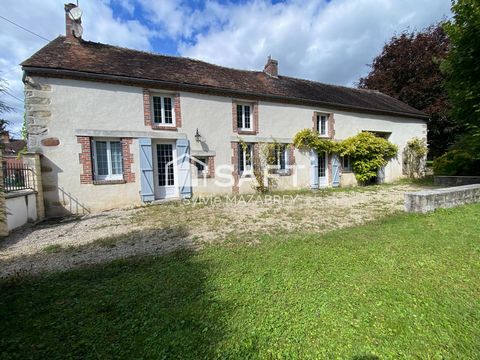 Sylvie Mazabrey vous propose à 10 minutes de toutes les commodités, dans un village calme et agréable, belle propriété Briarde indépendante agréable à vivre, édifiée sur un magnifique jardin d'agrément clos et arboré d'une superficie de 2200 m², à re...