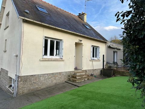 In Plouaret (22420), this charming neo-Breton house from the 1970s on a stone basement offers a peaceful setting close to all amenities. Located on a plot of 510 m², it has a SOUTH-facing terrace on wooden stilts of 24 m², ideal for enjoying the sun....