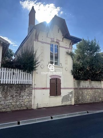 Une authentique Arcachonnaise de 70 m² environ très lumineuse avec de beaux volumes donnant sur une terrasse exposée Sud-Ouest. Un PC est accepté et purgé de tous recours permettant la rénovation intégrale et agrandissement jusqu'à 90 m² avec 3 chamb...