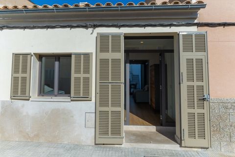 Prachtig vakantiehuis in mediterrane stijl gelegen aan het gezellige strand van Cala Morlanda, op slechts 200 meter van de zee. Het herenhuis is onlangs gerestaureerd waar tot in het kleinste detail gelet is op het licht en het gemak, het vakantiehui...