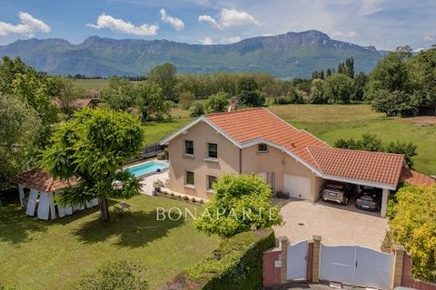 Somptueuse villa, édifiée en 1995, qui allie avec élégance confort et modernité dans un cadre de vie exceptionnel. Soigneusement entretenue et dotée d'aménagements haut de gamme, cette résidence offre une vue panoramique sur le massif du Vercors et B...