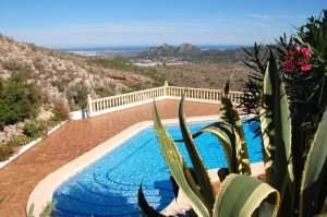 Descripción del objeto: Déjese encantar por esta acogedora casa adosada, que impresiona por su excelente ubicación y sus incomparables vistas. El panorama le dejará sin aliento todos los días. Esta hermosa casa le ofrece una agradable experiencia de ...