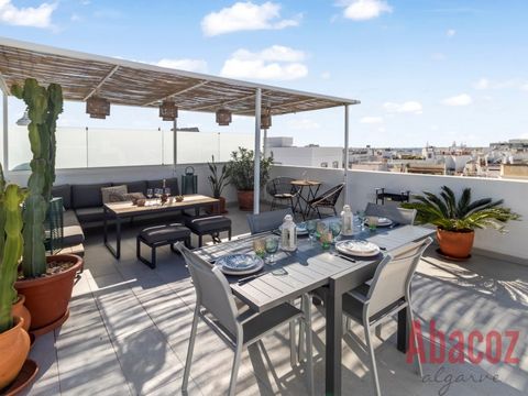 Situé au dernier étage d'un immeuble respectant l'architecture locale, cet appartement en duplex de 130 m² offre un confort absolu dans un cadre de vie unique et moderne. Avec ses 3 chambres, ses 3 salles de bains et son toit-terrasse privé, cet appa...