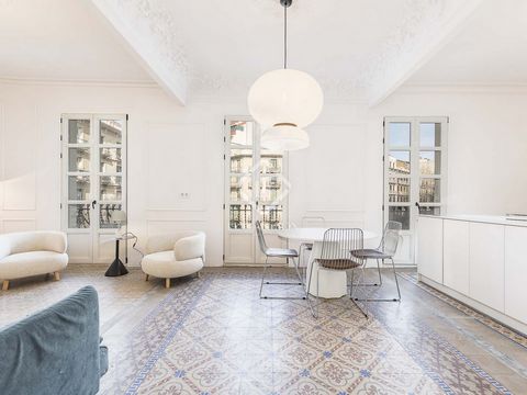 Experimente una elegancia incomparable en esta vivienda de lujo de 3 dormitorio y 2 baños completamente renovada, perfectamente ubicada en una impresionante Finca Regia en una esquina privilegiada de la calle Valencia en Eixample Izquierdo. Esta es u...