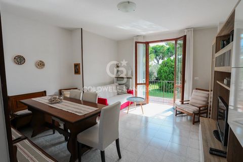 Padenghe Sul Garda A pocos pasos del lago, insertado en un complejo residencial de sólo cuatro unidades residenciales, apartamento de tres habitaciones completamente independiente con jardín y piscina exclusiva. El apartamento está ubicado en el prim...