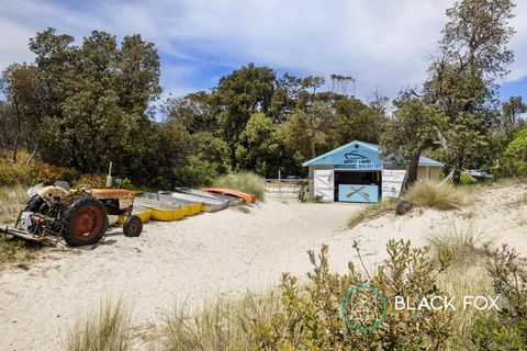 Rosebud Boat Hire and Kiosk, een geliefde bestemming voor zowel bewoners als vakantiegangers, biedt een ongelooflijke kans voor een ambitieuze ondernemer om voort te bouwen op zijn succes. Met een volledig gerenoveerde ruimte en meer dan vier decenni...