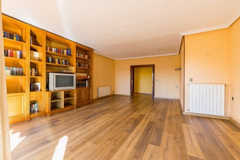 Ten oszałamiający apartament z 4 sypialniami to prawdziwa perełka. Główna sypialnia posiada łazienkę i bezpośredni dostęp do balkonu, dzięki czemu jest idealnym miejscem na relaks po długim dniu. Salon z jadalnią jest przestronny i jasny, z dwoma duż...