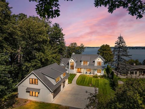 Ein maßgeschneidertes Meisterwerk an der prestigeträchtigen Sandstone Ave. Erleben Sie den Gipfel des Luxus am See in diesem neu gebauten, 4.450 m² großen, maßgeschneiderten Übergangshaus an der 100 Fuß langen erstklassigen Uferpromenade des Green La...