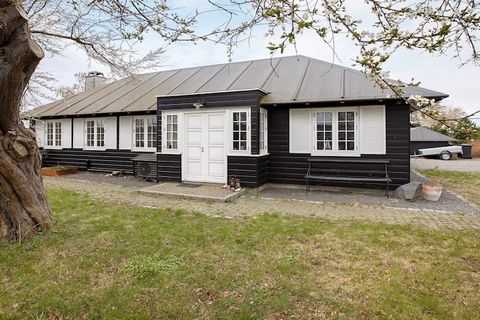 Dieses einladende Ferienhaus mit Sauna liegt auf einem großen Grundstück in 2. Reihe zum Wasser und nicht weit vom Bisserup Freizeithafen entfernt. Von Haus und Grundstück können Sie das Wasser sehen. Im großen, ansprechend eingerichteten Küchen-Aufe...