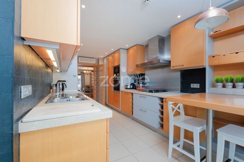 Identificação do imóvel: ZMPT574290 Comfort, Space and Privileged Location. Discover this fantastic 3 bedroom apartment with 141sqm, located in a quiet area of Benfica, ideal for those looking for comfort and convenience. Main features: 3 bedrooms , ...