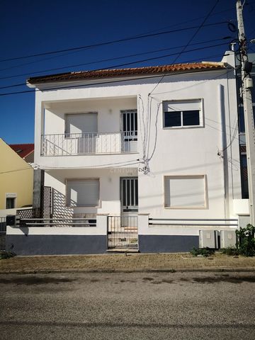 Moradia no Bairro do Areias, zona residencial sossegada, ideal para familia de pais e filhos que necessitam proximidade mas também alguma privacidade, ou para investimento no mercado de arrendamento. Moradia de 2 pisos, com 2 apartamentos semelhantes...