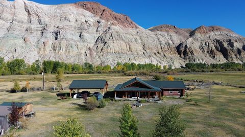 Cette superbe propriété de montagne, située juste à l’extérieur de Challis, dans l’Idaho, comprend une cabane en rondins personnalisée nichée sur près de 10 acres le long d’un affluent de la rivière Salmon. Entouré de montagnes dans toutes les direct...