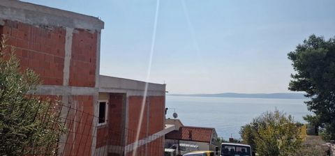 Jolie villa en construction à 30 m de la mer dans la belle baie de Rastići, Okrug Gornji sur le côté sud de Čiovo. L’endroit est idéal pour profiter de vacances tranquilles près des plages de galets et de la mer claire et à quelques kilomètres de la ...