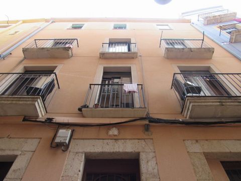 Fincas Eva presents: IDEAL INVESTORS!! Building for sale in good condition in the upper part of Tarragona. The building dates back to 1880, it has 4 floors and 2 premises (one of them currently used as a home). The constructed area is 321m2 and the u...