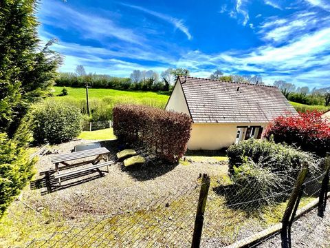 A proximité de la vallée de la Risle, cette charmante maison de 2007 et de plain-pied est édifiée sur un beau jardin de 674 m², nichée au d d'une impasse à l'abri des regards. Composée d'une belle pièce de vie très lumineuse de 42 m² environ, avec sa...