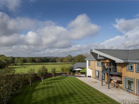 Harford Manor ist ein preisgekröntes architektonisches Meisterwerk auf 40 Hektar, darunter 10.000 Quadratfuß Nebengebäude, in erstklassigem Polo-Territorium mit Blick auf Windsor Castle und 28 Meilen vom Zentrum Londons entfernt. Das atemberaubende, ...