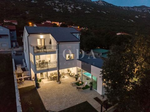 Location: Primorsko-goranska županija, Vinodolska Općina, Tribalj. In fantastischer Lage mit Blick auf den Tribaljer See steht ein modernes Einfamilienhaus zum Verkauf in der Funktion des Tourismus. Zugang und Parken im Garten auf der Nordseite, währ...