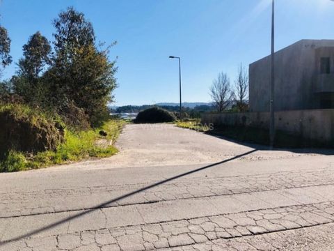 Urban land with 140 m2, with the possibility of building a 3-storey house, in Vila Nova de Famalicão. Excellent access, very close to the shopping area and with excellent sun exposure. ENVIRONMENT: Existence of infrastructure in adjacent streets (san...