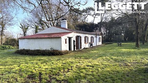 A35035ALT85 - Dit aantrekkelijke huis in een verborgen, landelijke locatie aan de rand van Commequiers is omgeven door een aangenaam gazon, volwassen bomen en struiken met uitzicht op het open landschap. Het oorspronkelijke deel van de woning kan baa...